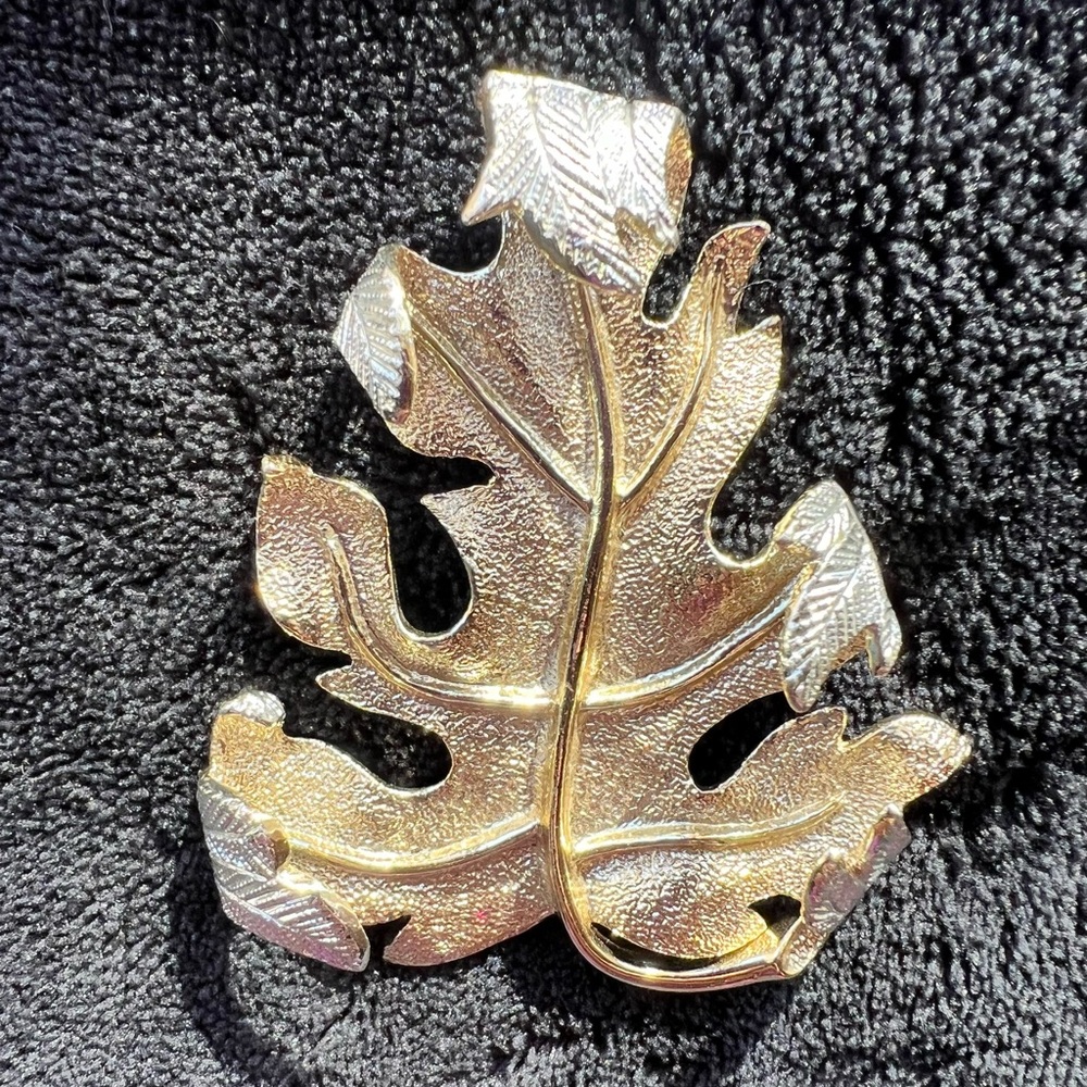 Vintage Sarah Coventry Gold & Silver Two Tone Maple Leaf Brooch